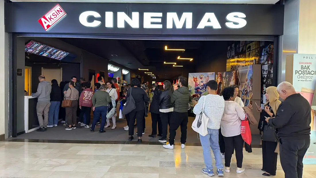 Fethiye’de 100 kadın Erasta AVM’de ‘Adile’ filmini izleyip örgü ördü