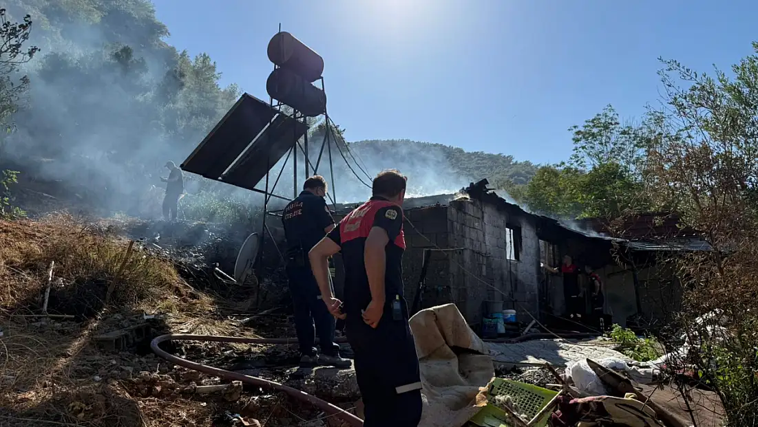 Fethiye’de ev yangını söndürüldü, ev sahibi yaşlı kadın “Oğlum yaktı!”