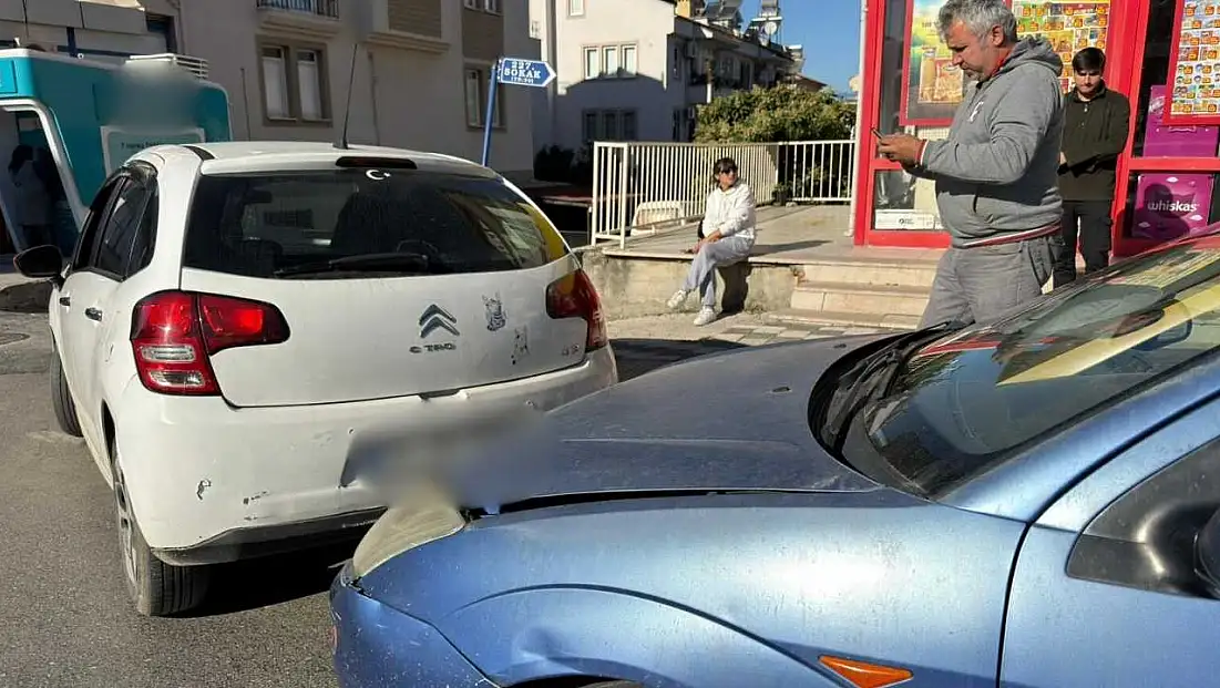 Fethiye’de iki araç çarpıştı maddi hasar oluştu