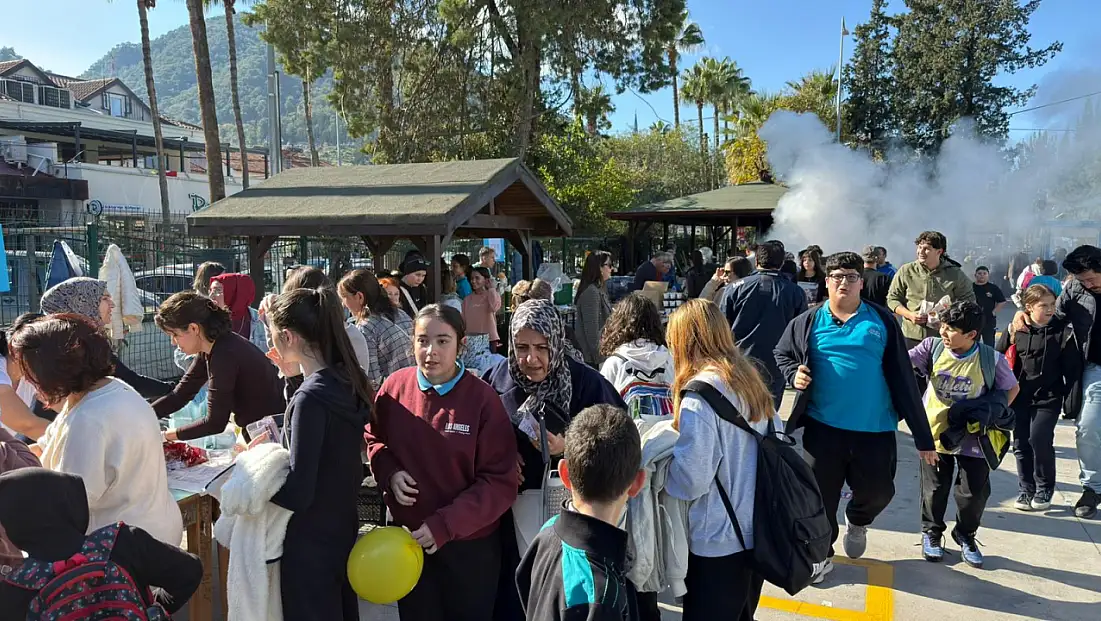Fethiye’de okul bahçesinde renkli kermes