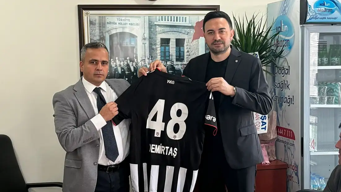 Kamil Mutlu Demirtaş’a Beşiktaş forması hediye edildi