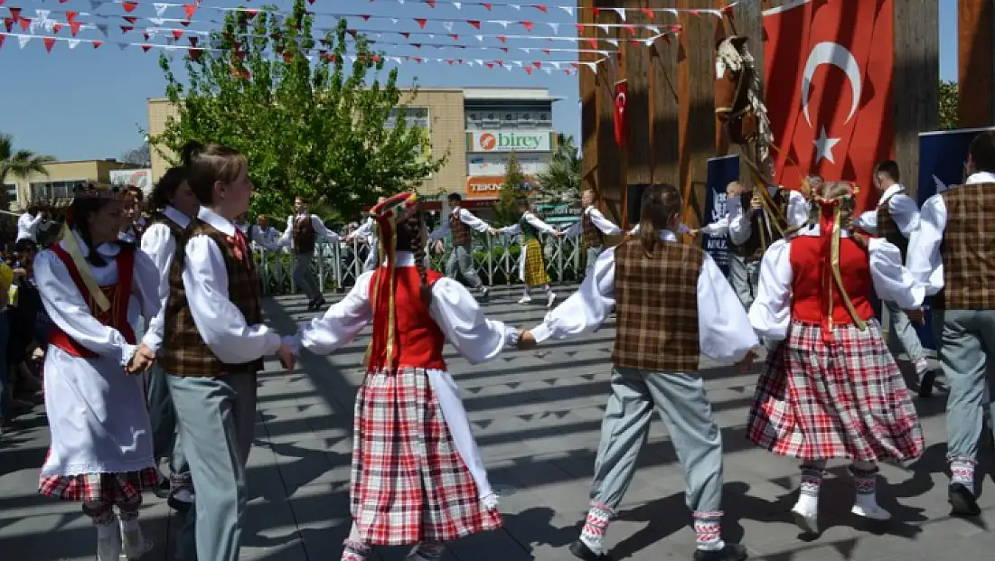 23 NİSAN KUTLAMALARI AVM’DE DEVAM ETTİ