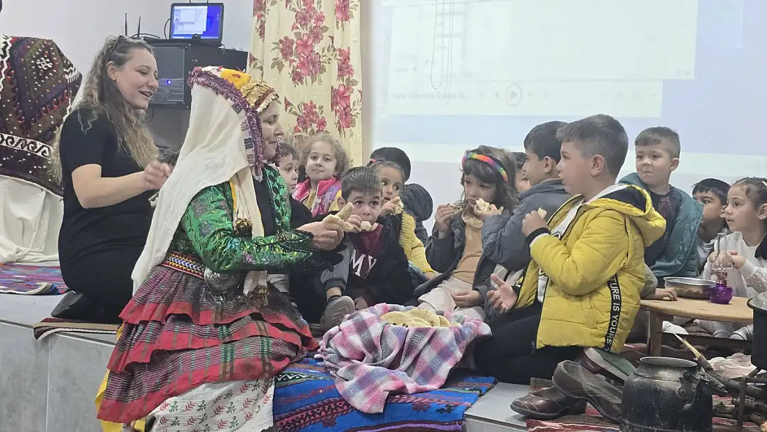 Ramazan Kıvrak, Fethiye’de öğrencilerle yöre kültürünü paylaştı