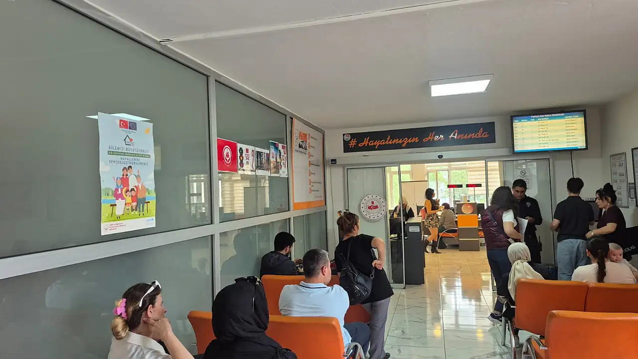 Fethiye'de eski tip ehliyet yoğunluğu Vatandaşlar son günde Nüfus Müdürlüğü'ne akın etti