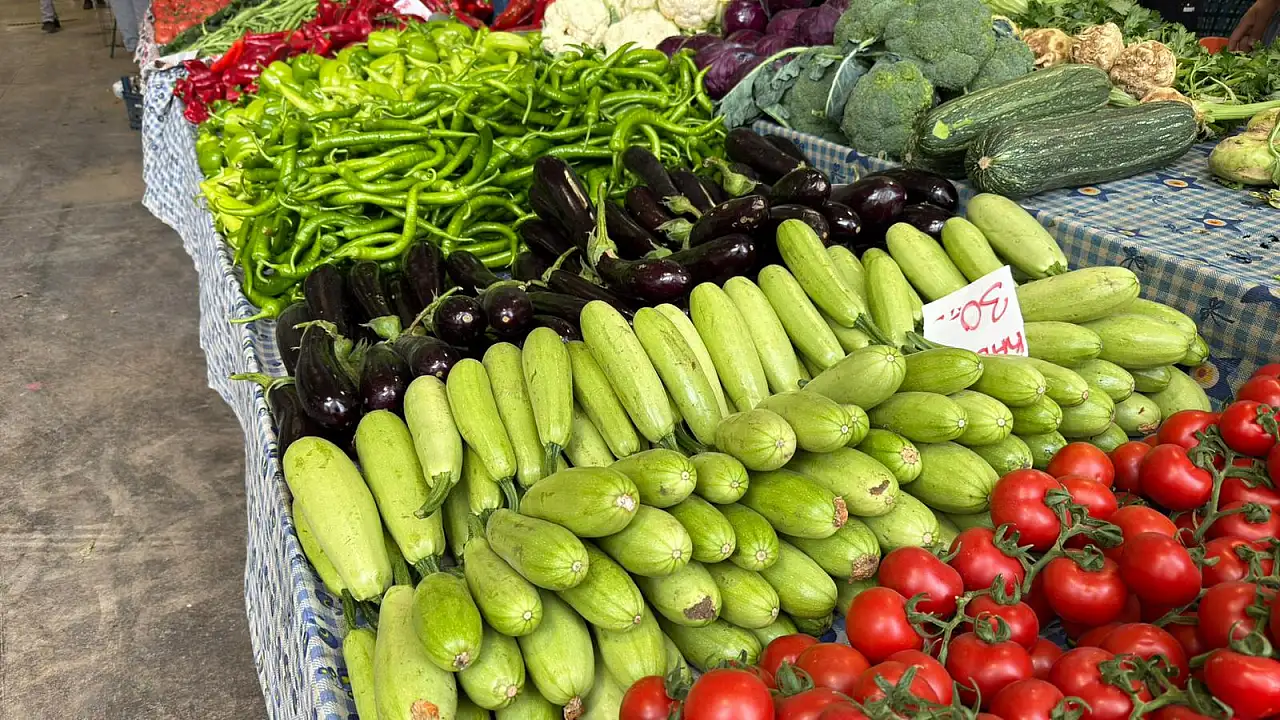 Fethiye Cumartesi Pazarı'nda taze sebze ve meyve fiyatları