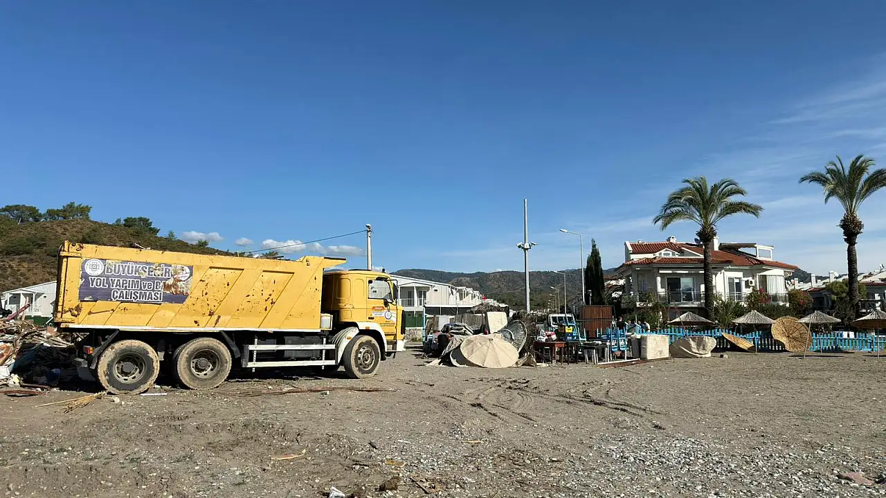Fethiye'de Koca Çalış'taki kaçak kıyı işletmeleri yıkılıyor