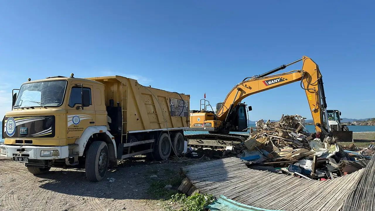 Fethiye'de Koca Çalış'taki kaçak kıyı işletmeleri yıkılıyor