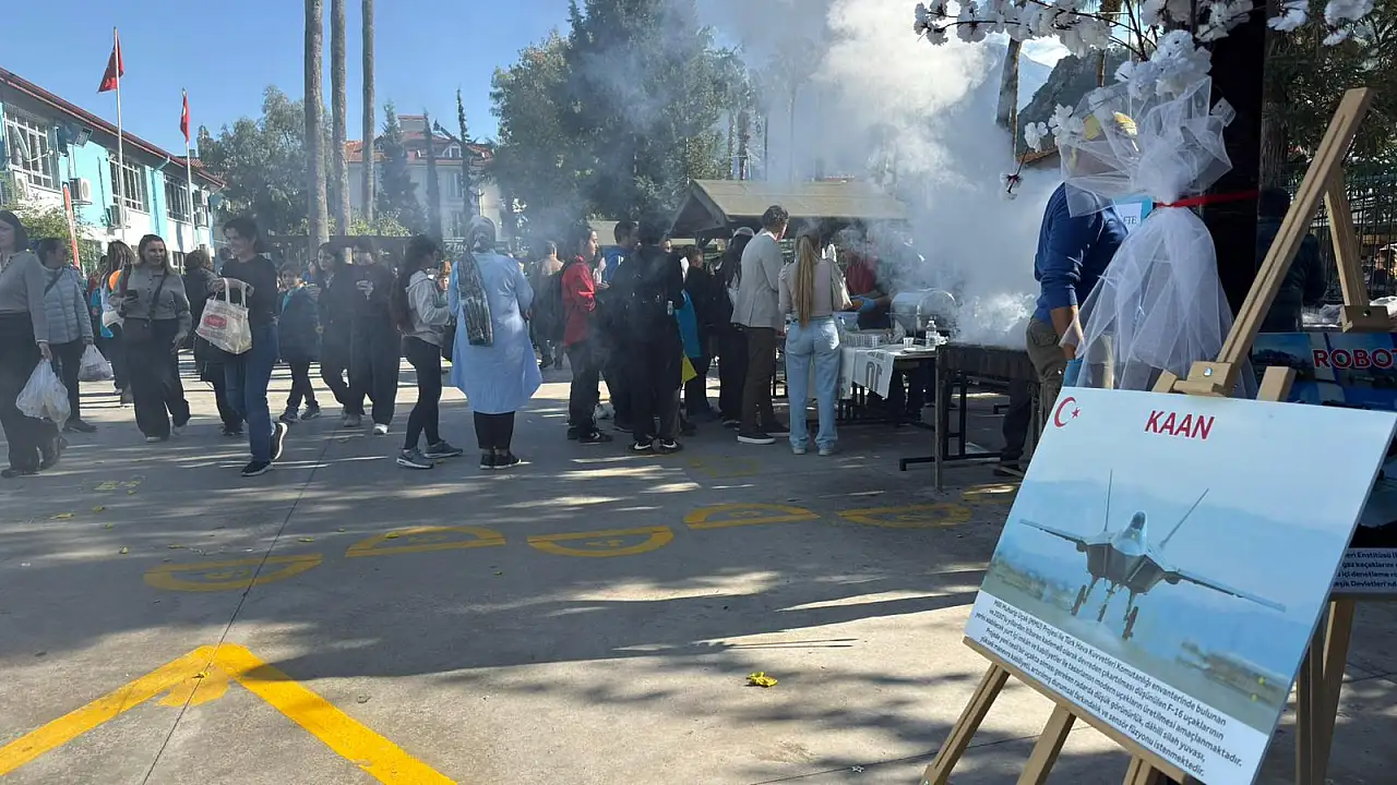 Fethiye'de okul bahçesinde renkli kermes