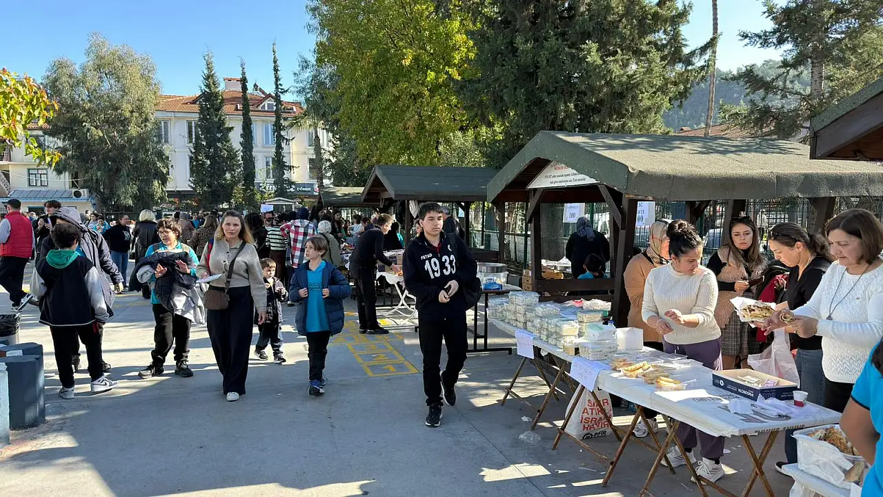 Fethiye'de okul bahçesinde renkli kermes