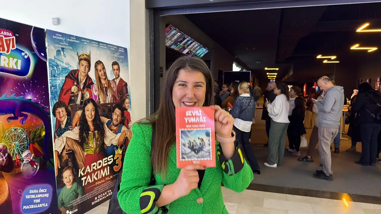 Fethiye'de 100 kadın Erasta AVM'de 'Adile' filmini izleyip örgü ördü