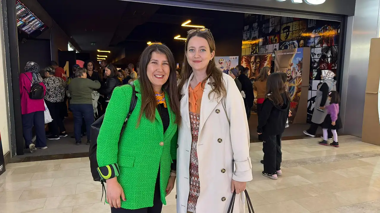 Fethiye'de 100 kadın Erasta AVM'de 'Adile' filmini izleyip örgü ördü