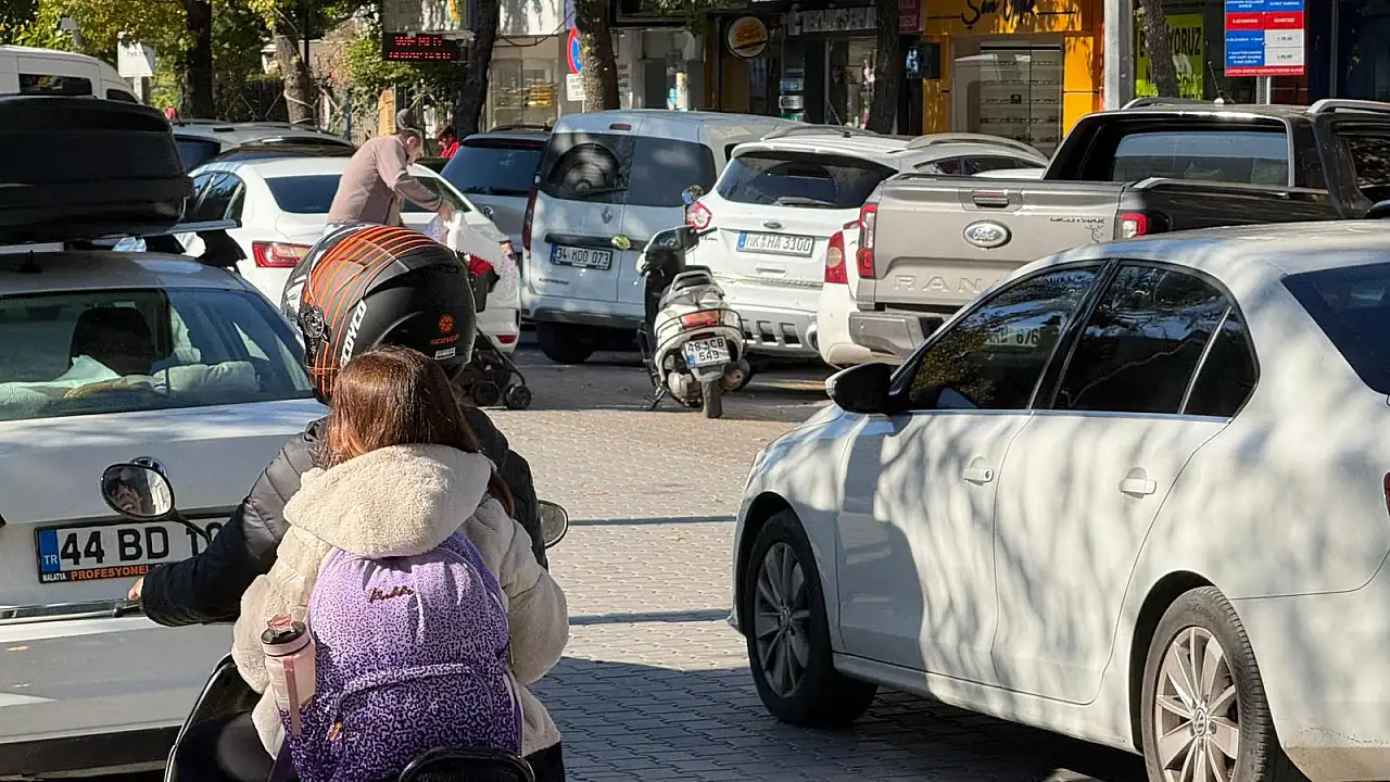 Atatürk Caddesi'nde çift sıra park sorunu trafiği felç ediyor
