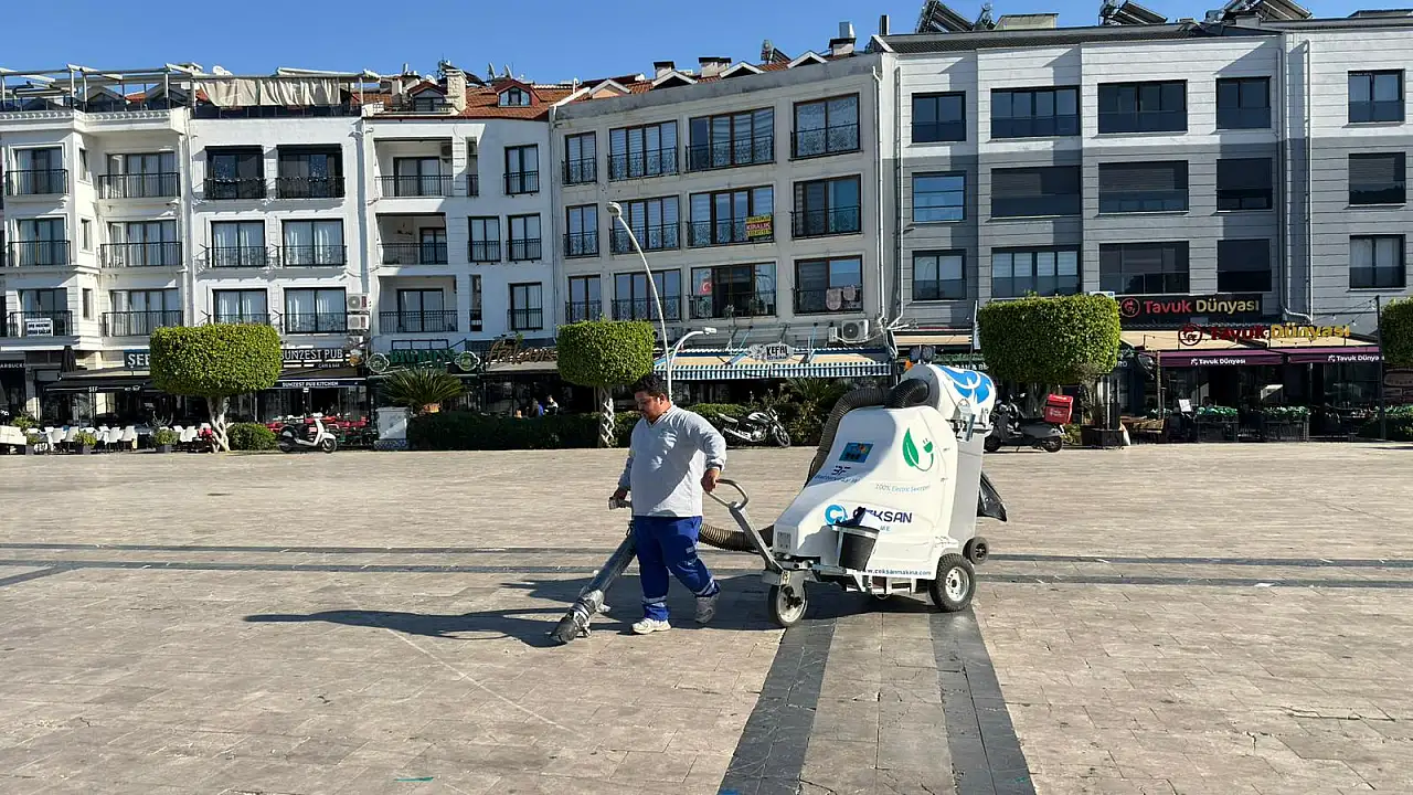 Beşkaza Meydanı'ndaki izmaritler 'Fil' ile temizleniyor