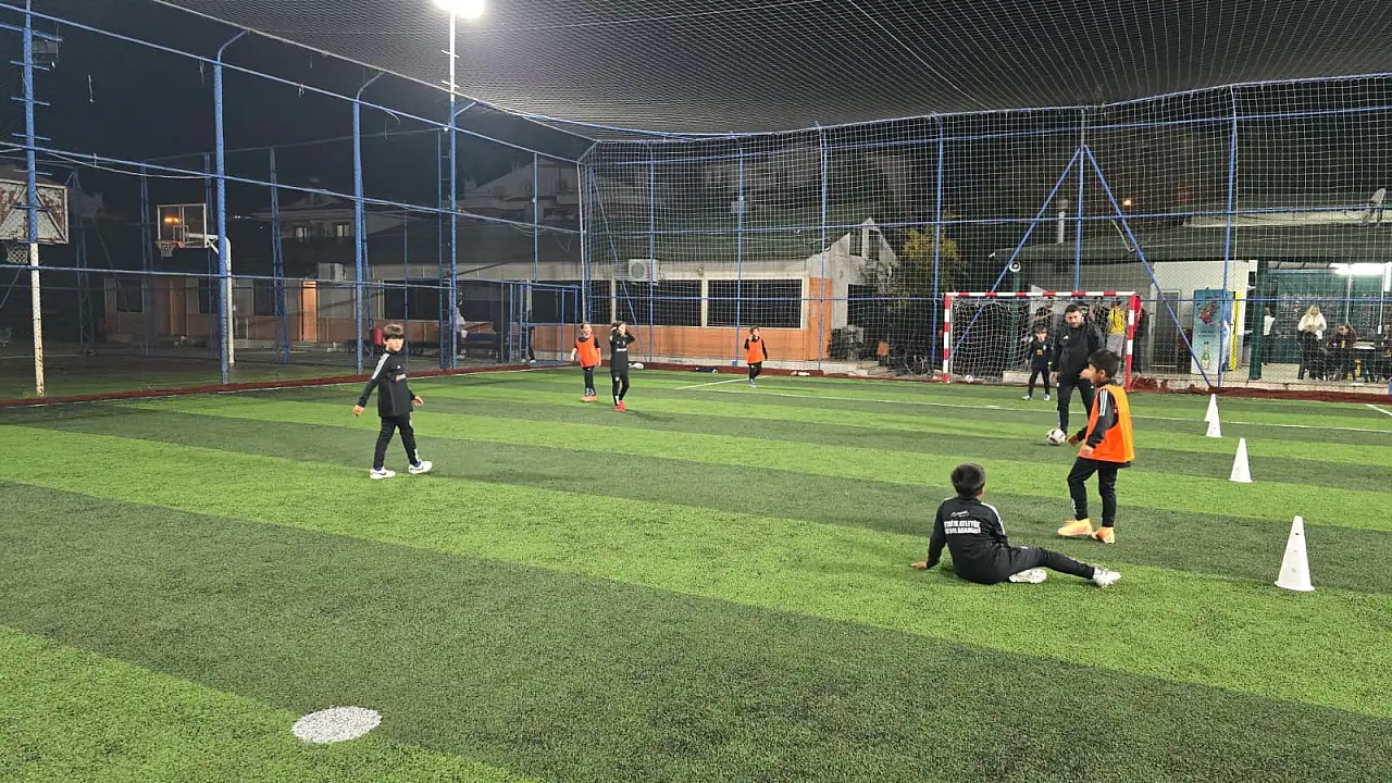 Atletik Futbol Akademi'de Küçük Yaş Gruplarına Futbol Eğitimi