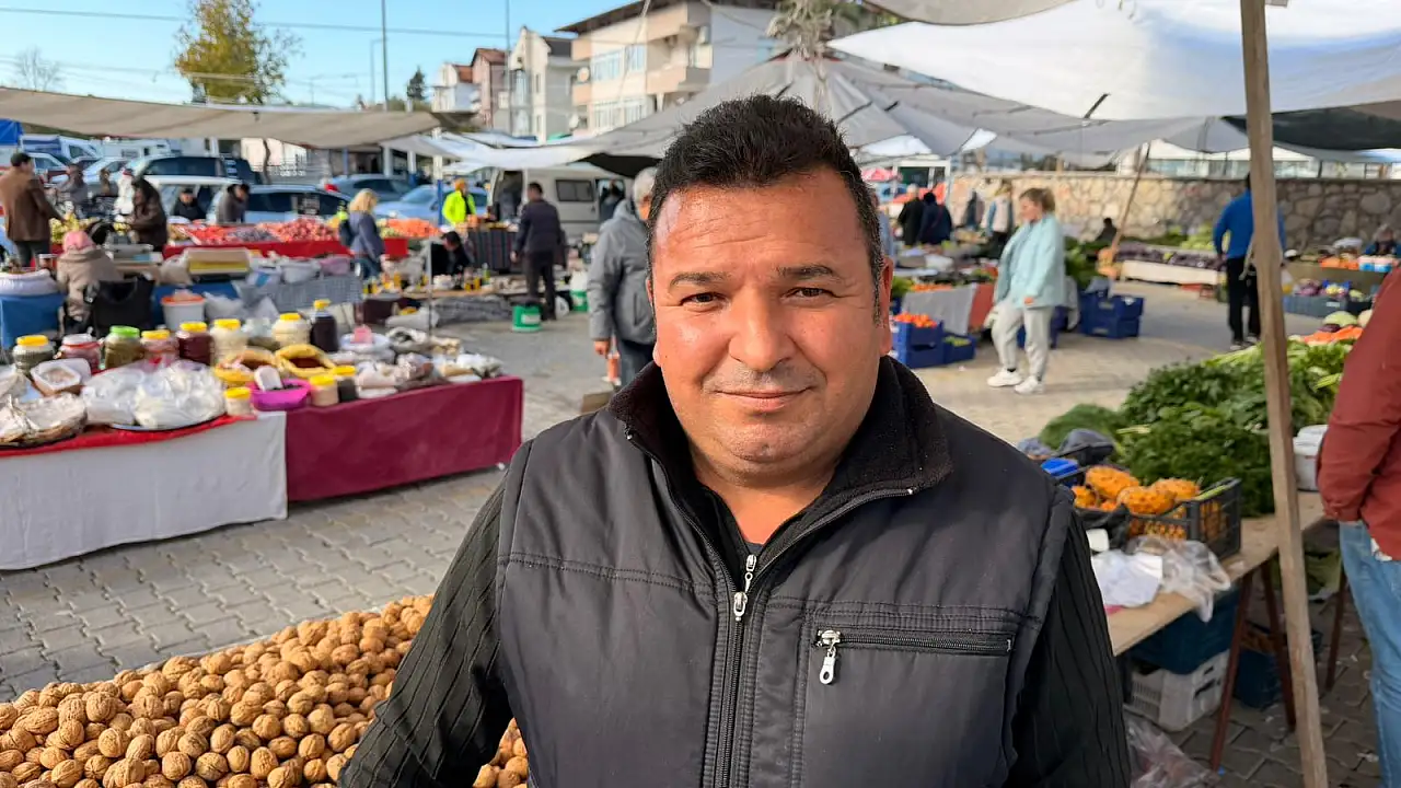 Fethiye Cuma Pazarı'nda ceviz satışı