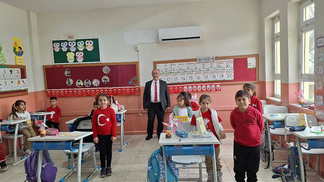 Seydikemer'de öğrenciler ikinci döneme 'Bayrak Sevgisiyle' başladı