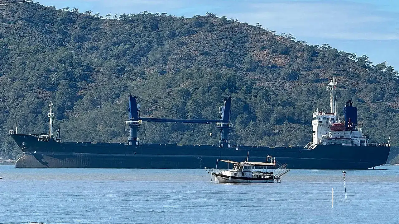 Dev yük gemisi Fethiye Körfezi'ne demirledi
