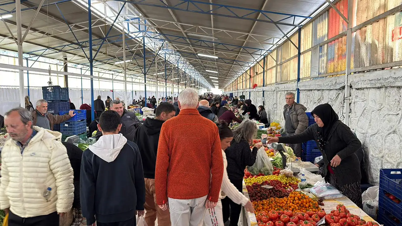 Fethiye'de Cuma Pazarı tezgahlarında sebze ve meyve fiyatları