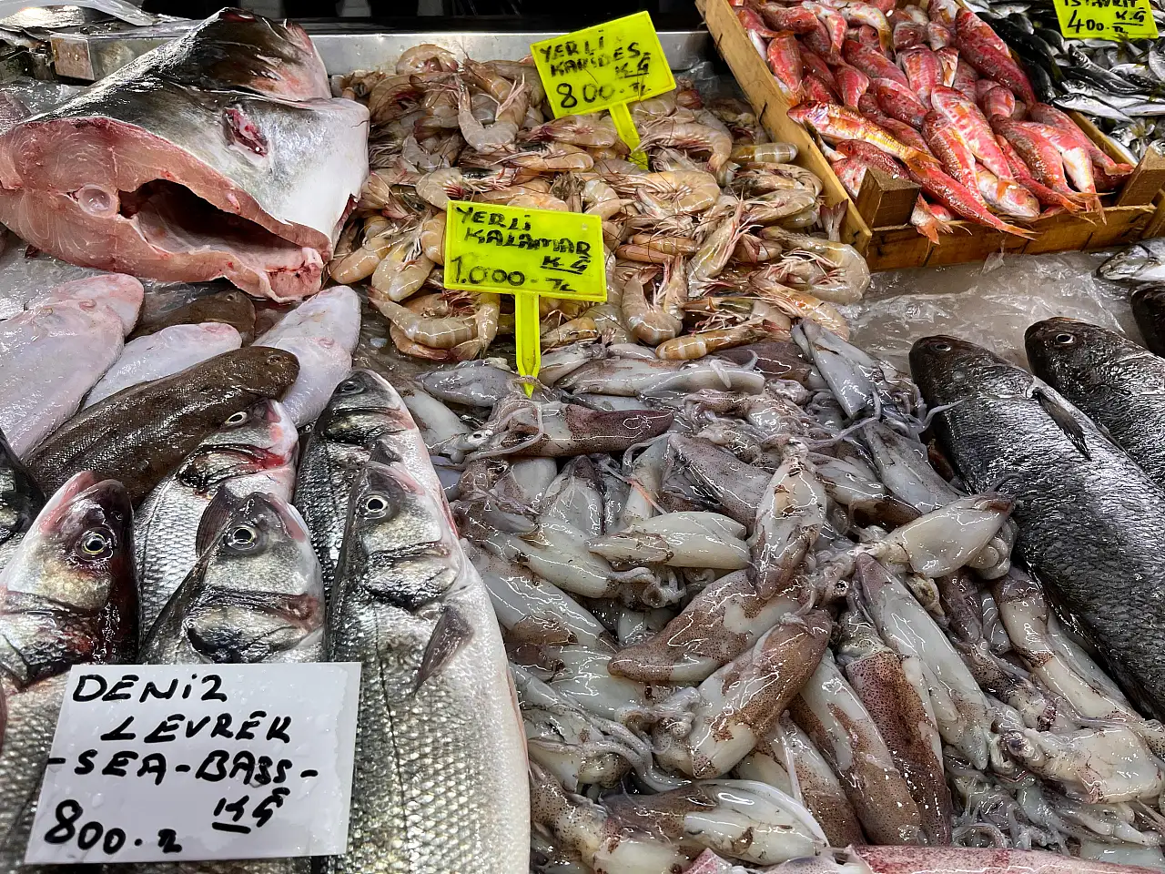 Fethiye'de balık tezgâhları şenlendi: Kış bereketiyle balık bolluğu başladı