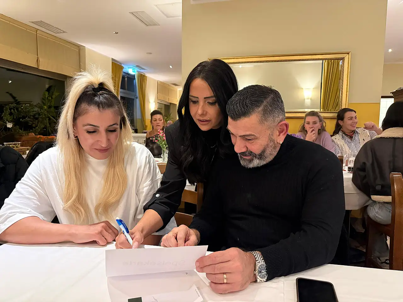 Fethiyeli Songül Ayten, Wbf ve Wbo Kemer maçları için sözleşme imzaladı