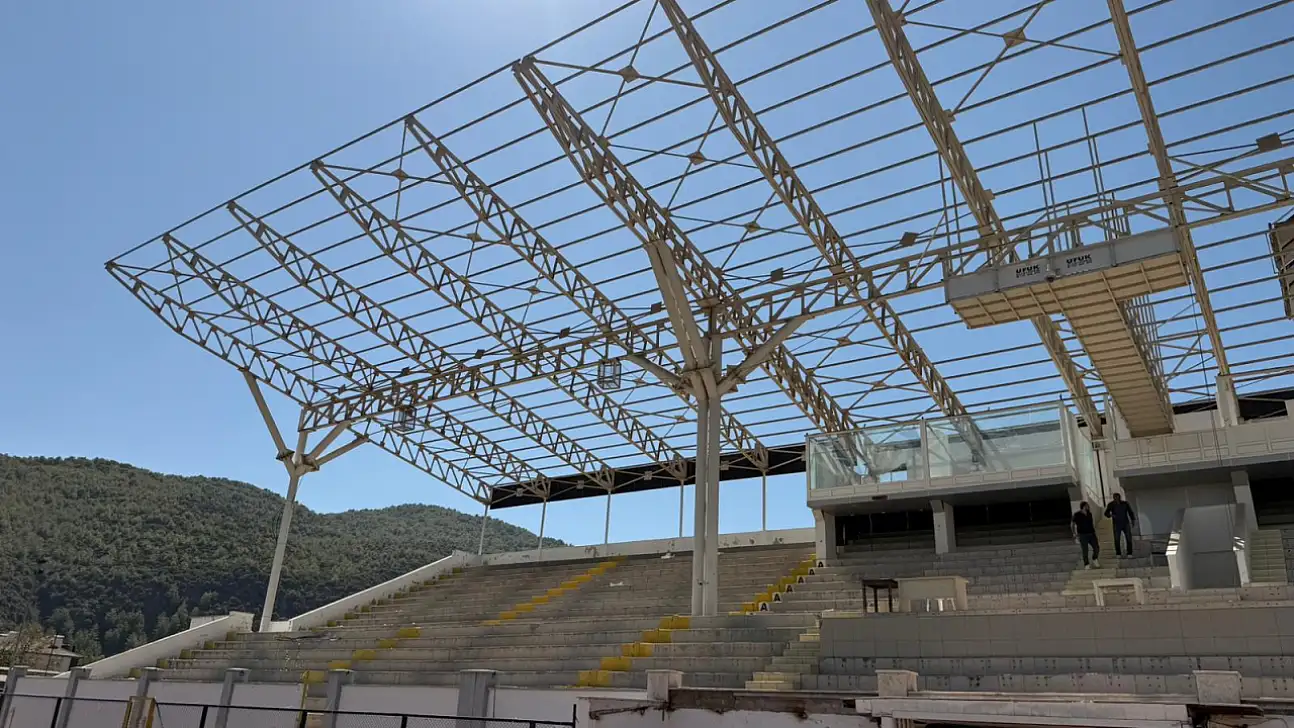 Betonarme Tribün Yıkımına Başlandı