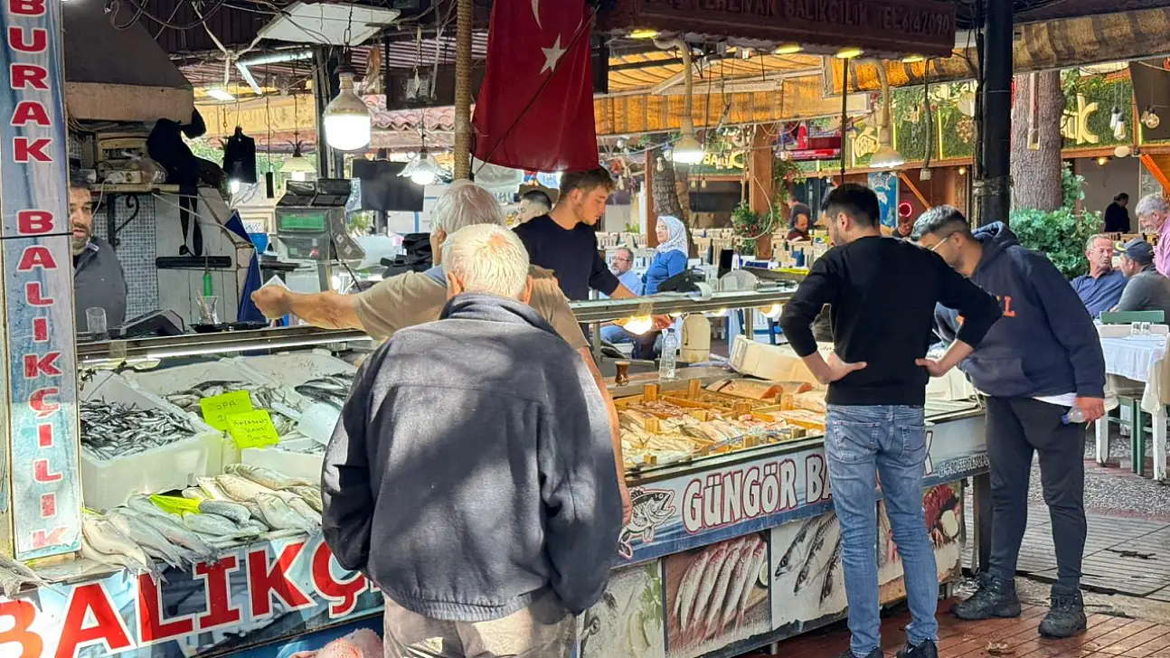 Fethiye'de balık sezonu bereketi: Tezgahların gözdesi küçük balıklar