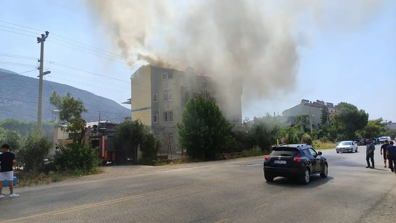 Fethiye Esenköy Yolu'nda Bir Evin Çatı Katında Yangın Çıktı