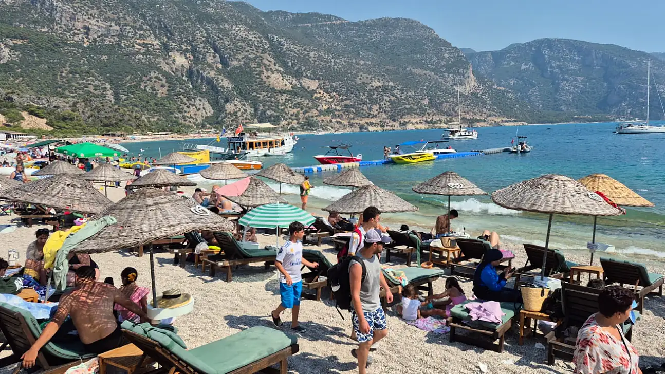 Ölüdeniz Kumburnu'nda Turist Yoğunluğu Sürüyor