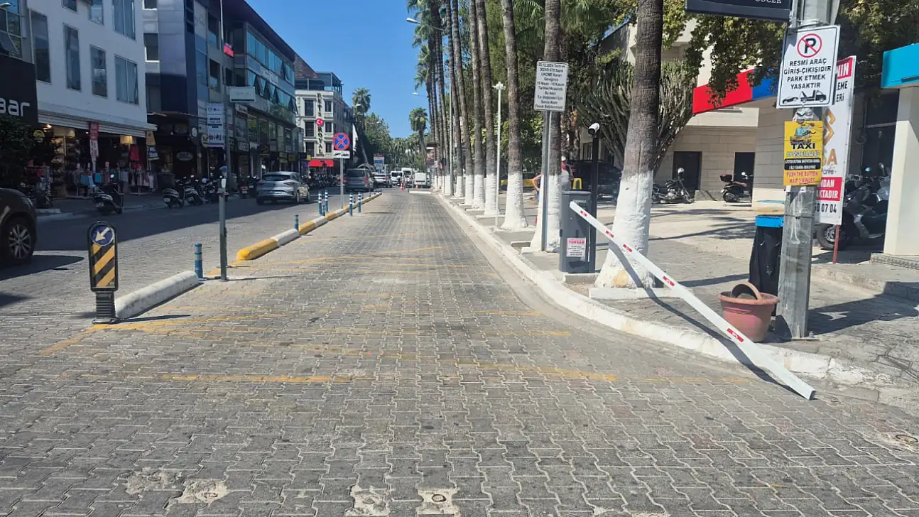 Tur Otobüsü Bariyeri Kırıldı