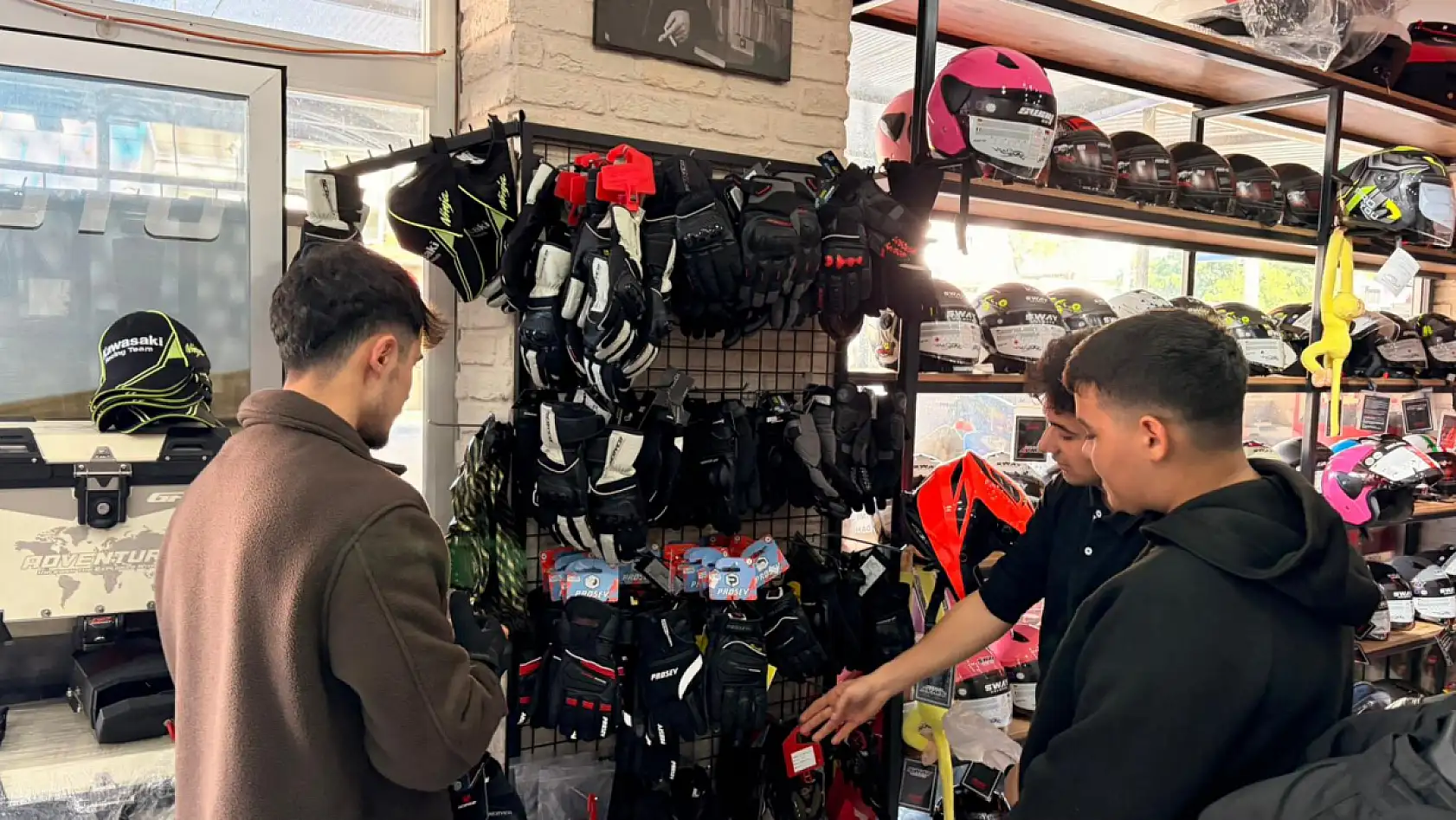 Kask ve eldiven zorunluluğuna uygun ürünler raflarda