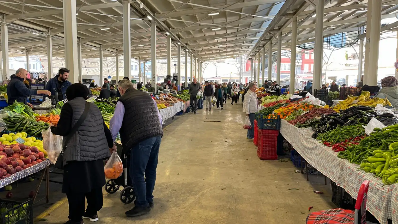Fethiye Patlangıç Pazarı'nda vatandaşlar bütçelerine göre alışveriş yaptı