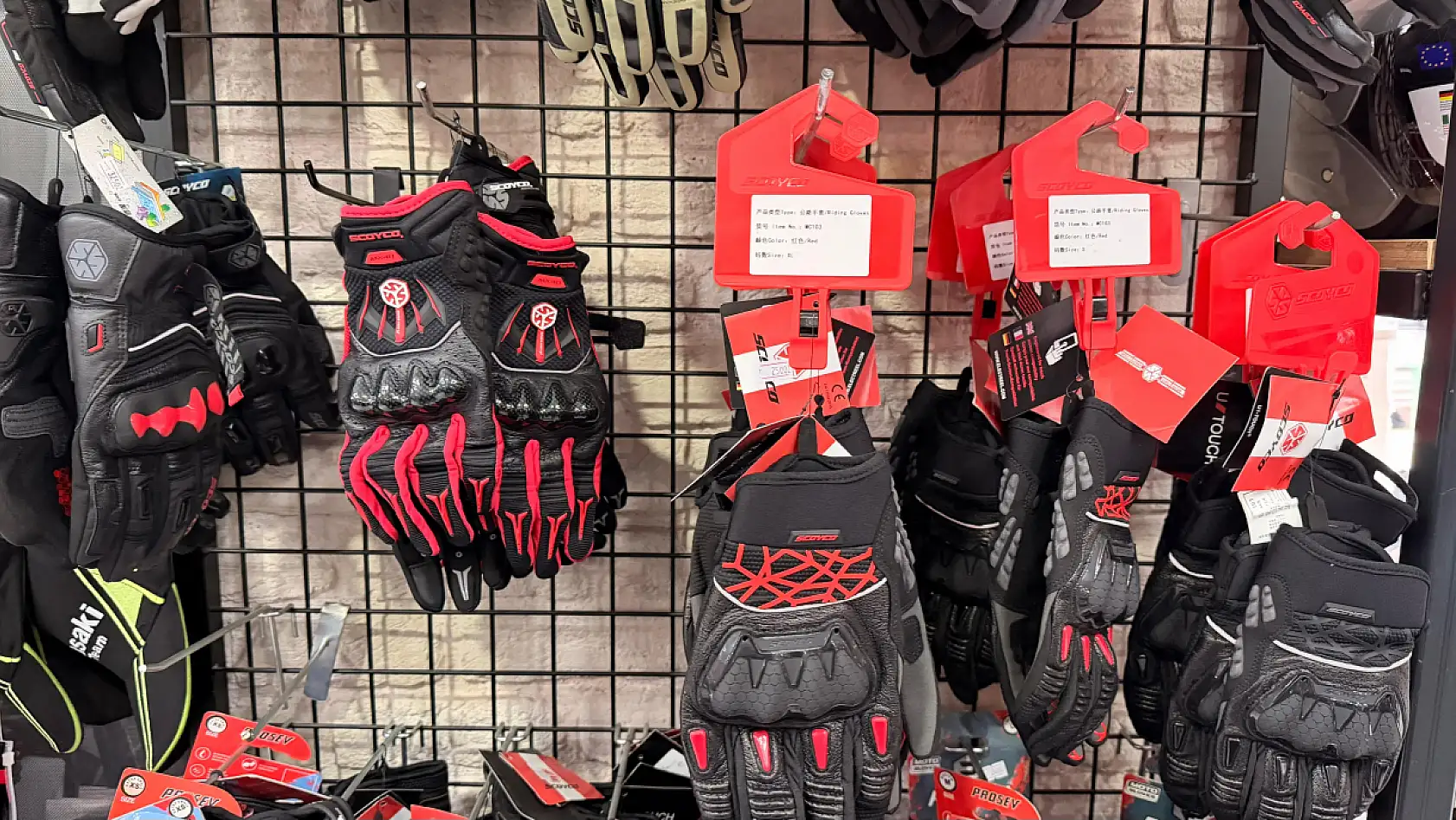 Fethiye'de motosiklet tutkunlarına kask ve eldivende kampanya