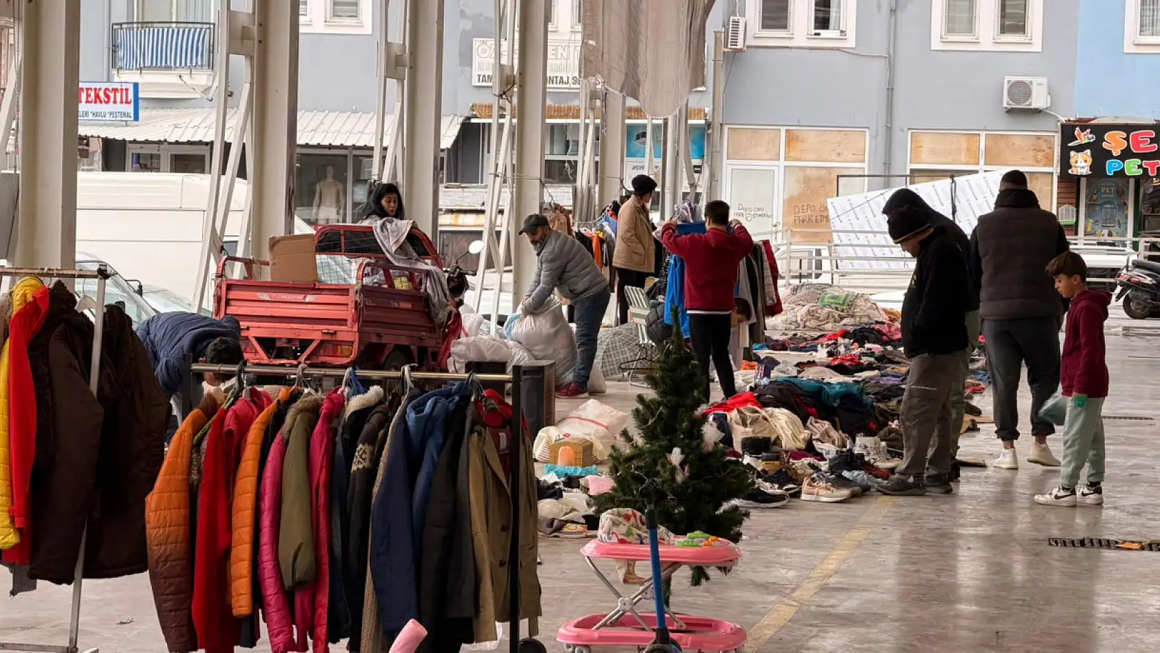 Patlangıç'ta ikinci el pazarı sakin başladı