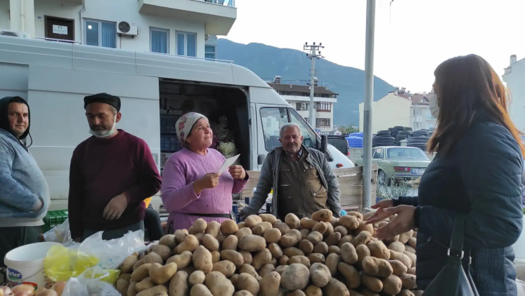 AK Parti kapı kapı gezip, halkı bilgilendirdi