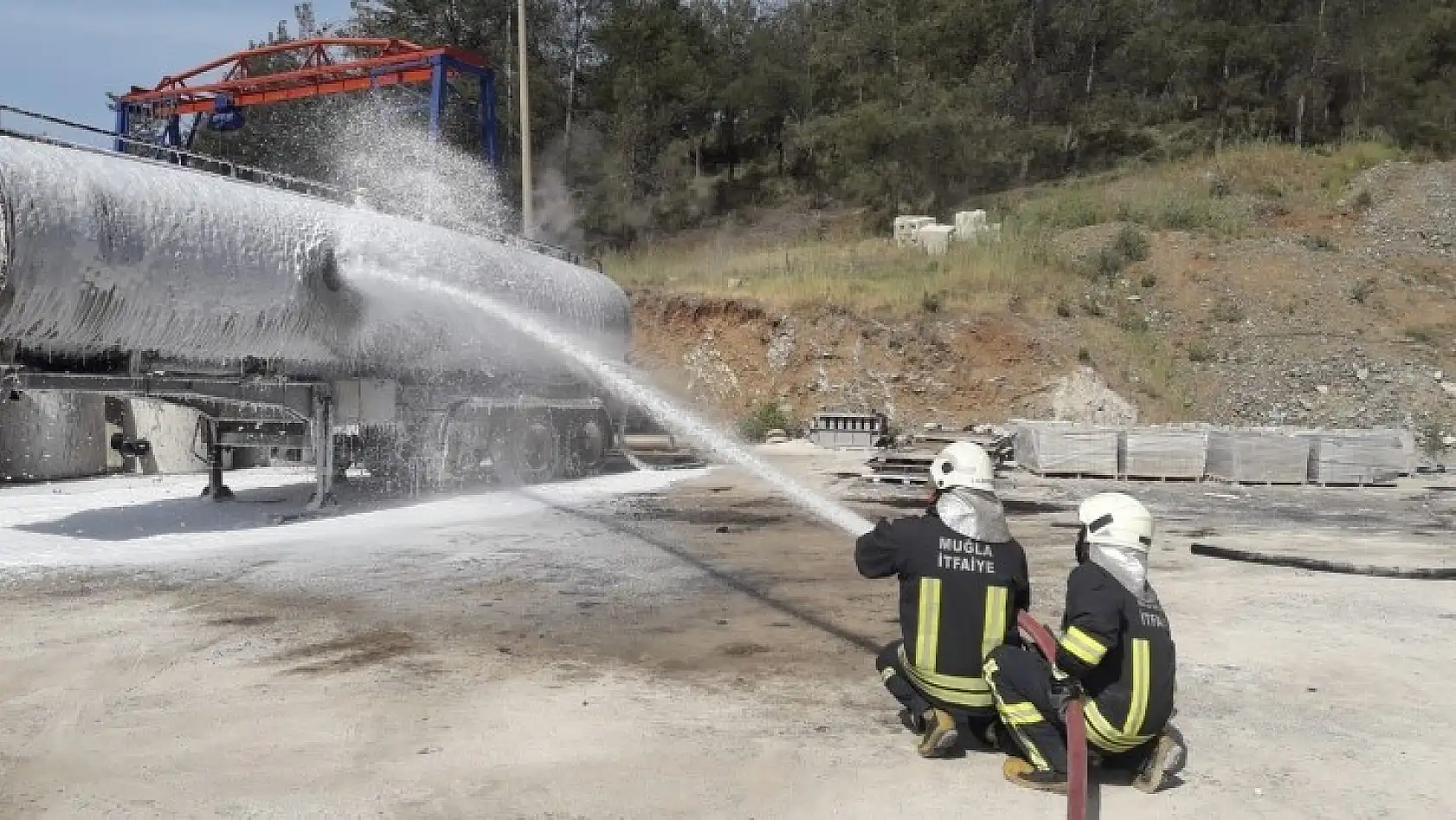 Asfalt tankeri bomba gibi patladı