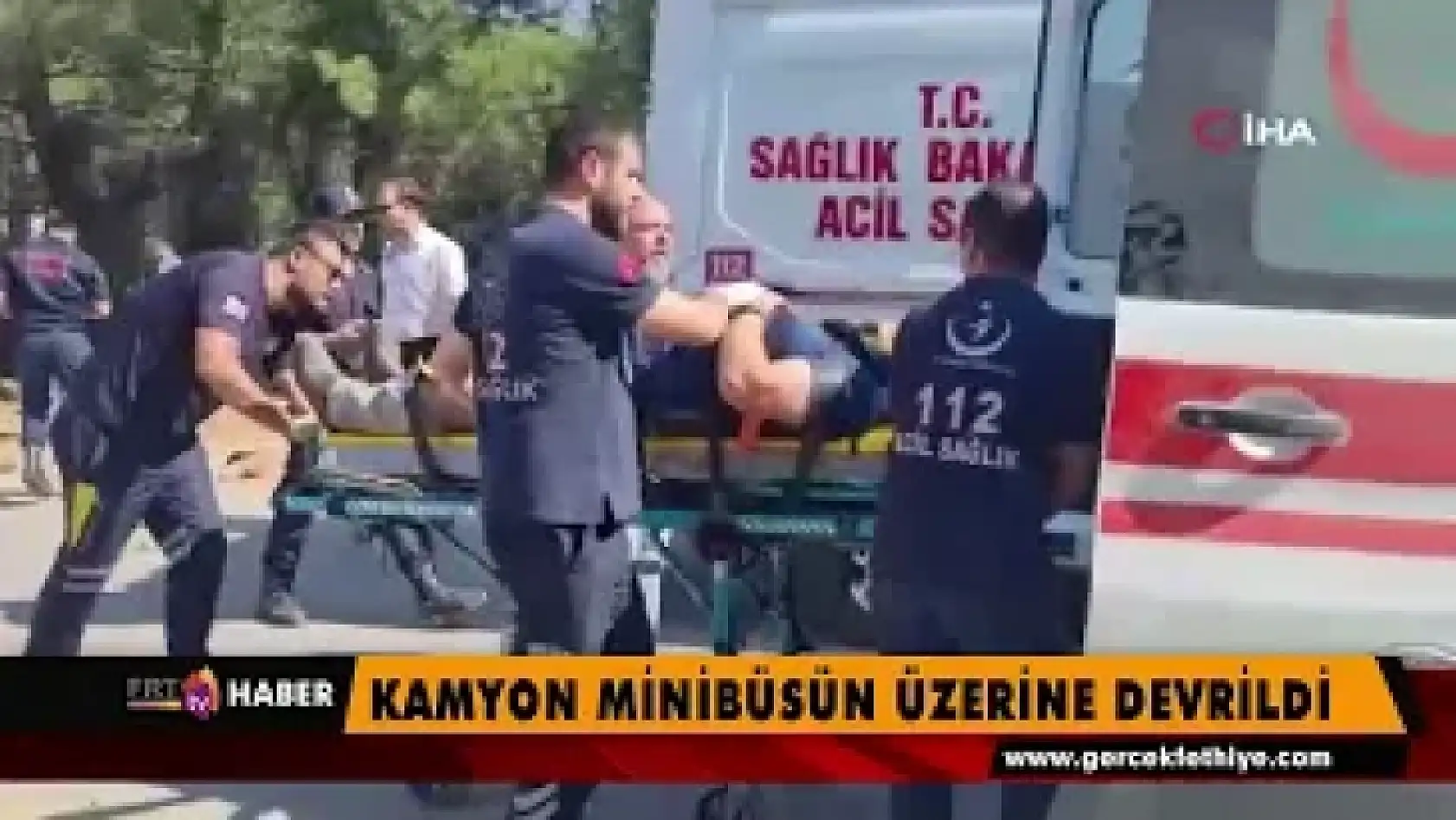 Hafriyat yüklü kamyon minibüsün üzerine devrildi: 1 ölü, 2 yaralı