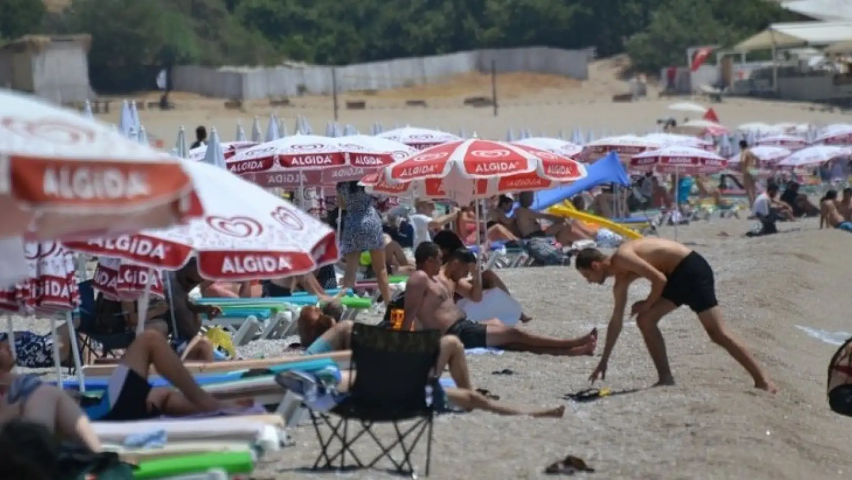 Ölüdeniz'de yerli ve yabancı turistlerden deniz keyfi