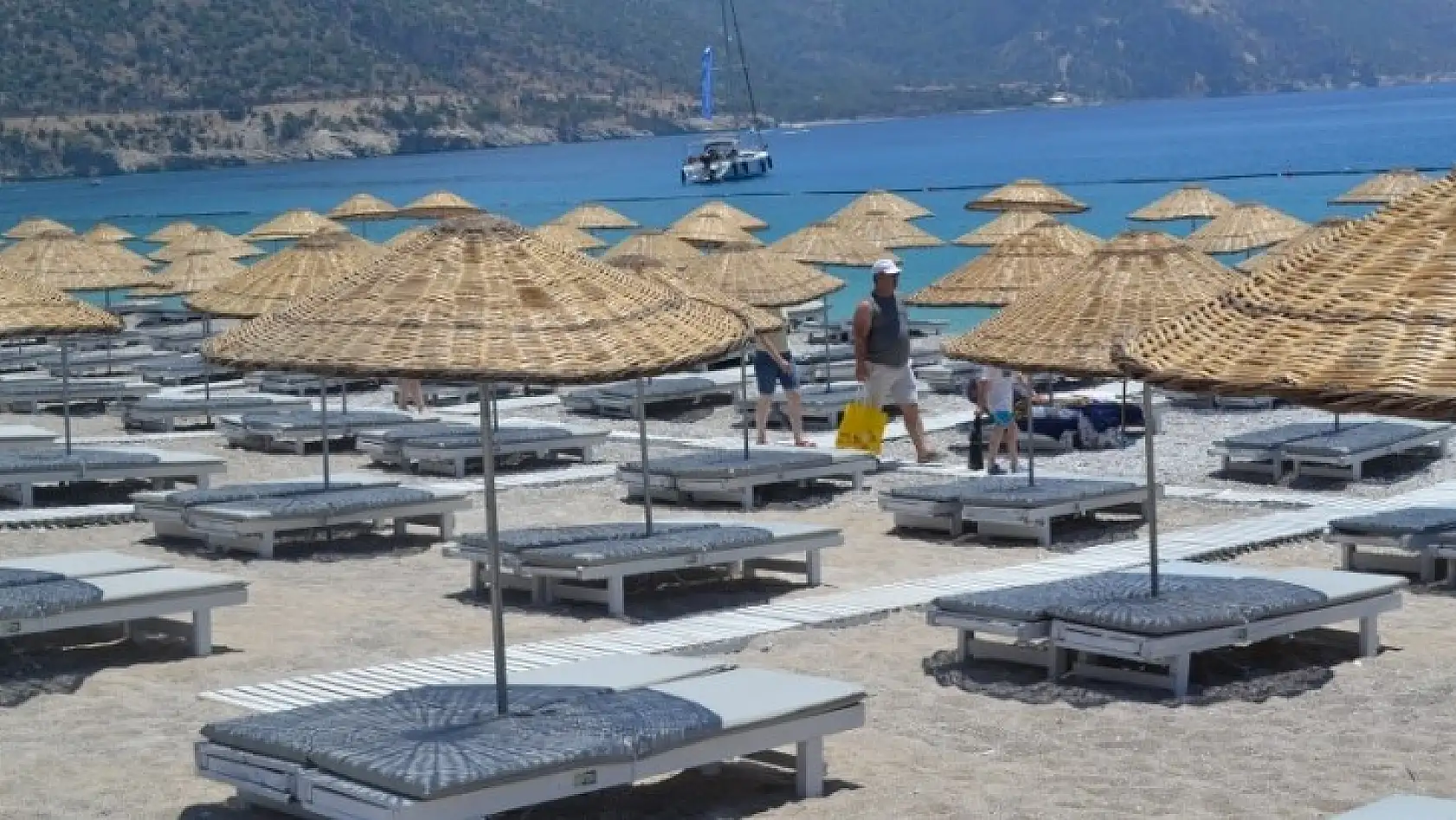 Ölüdeniz Kumburnu Plajı baştan aşağıya yenilendi