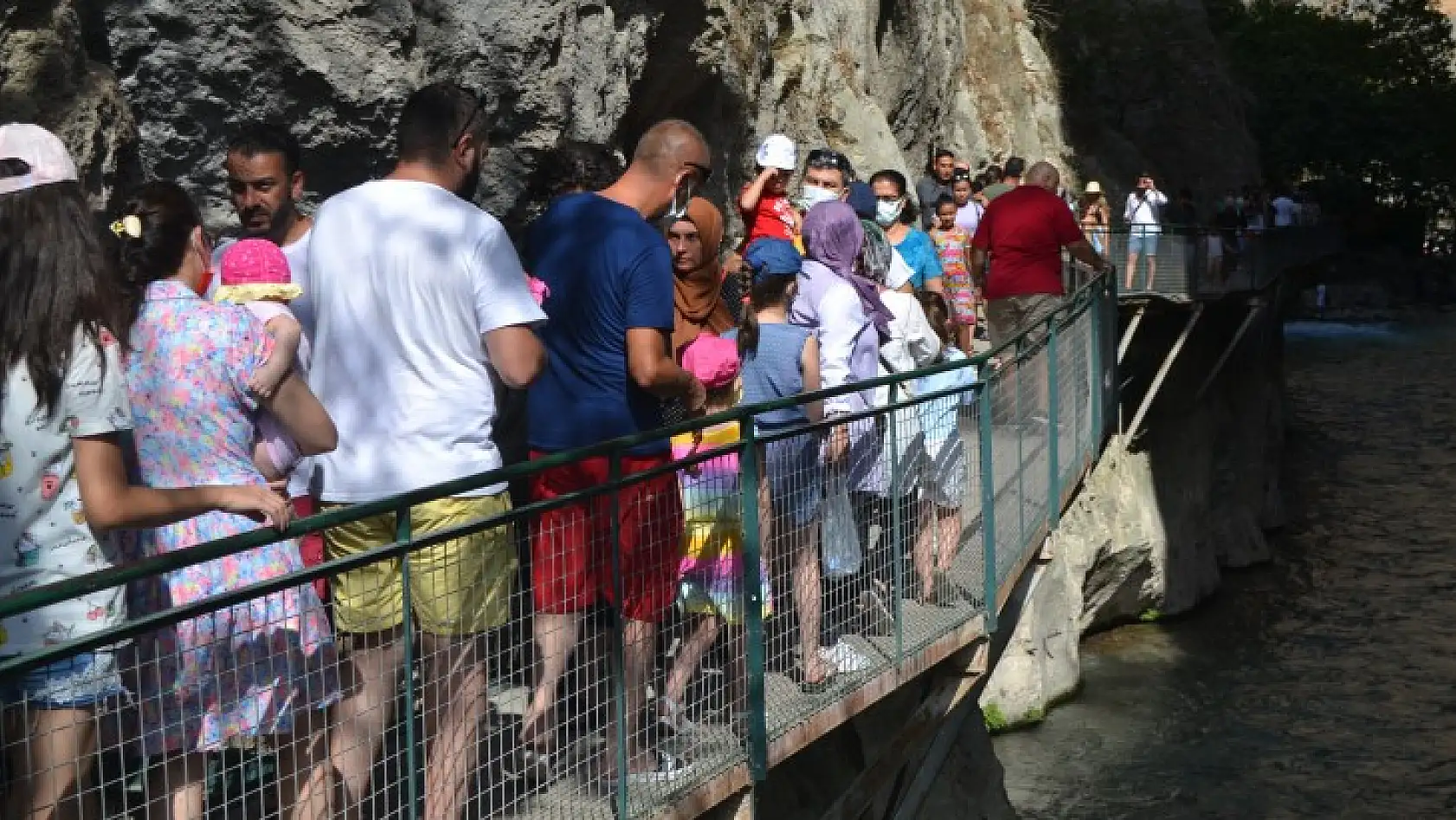 Saklıkent Kanyonuna turistler akın ediyor