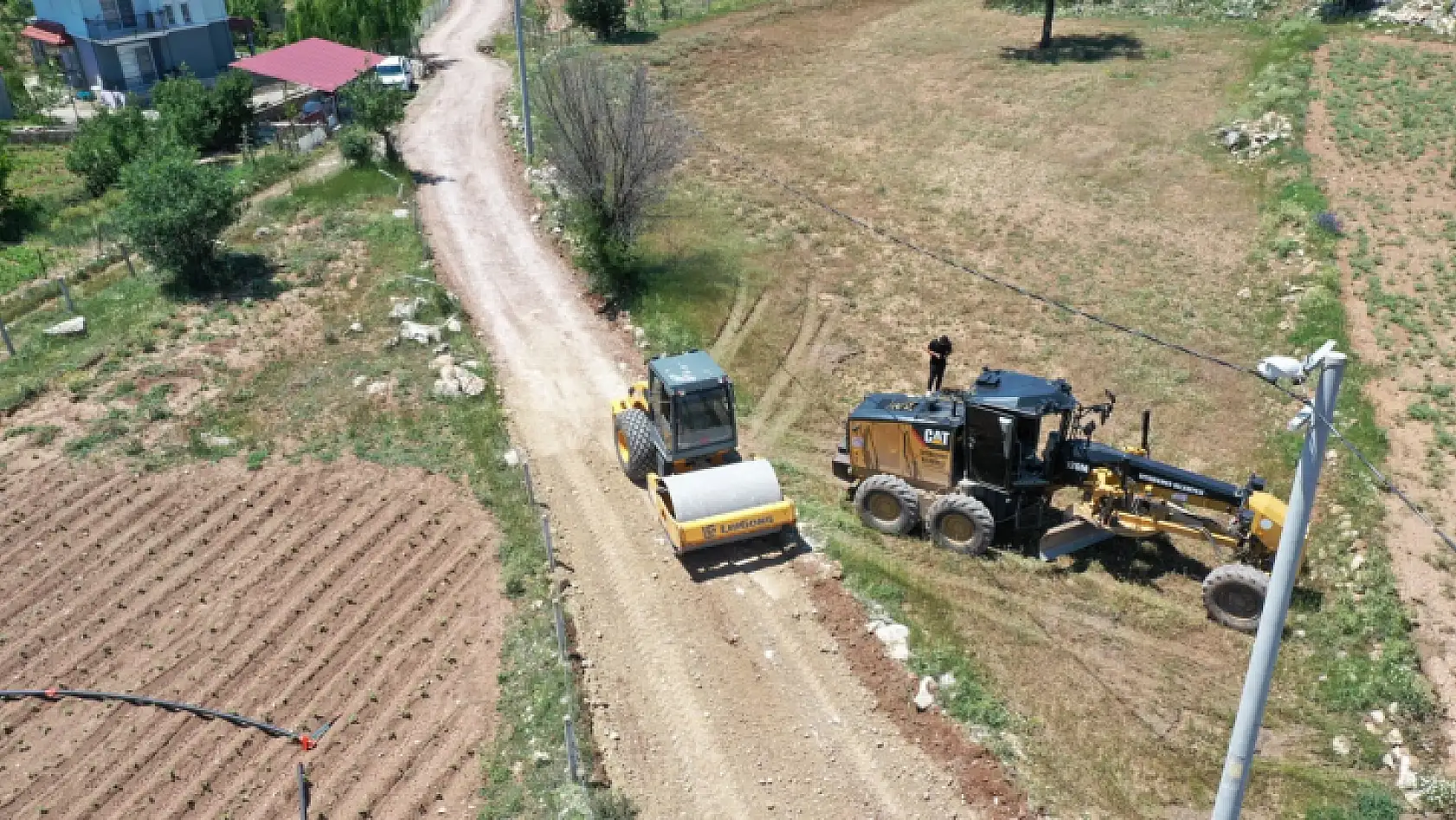 Seydikemer Belediyesi selden bozulan yolları hızla onarıyor