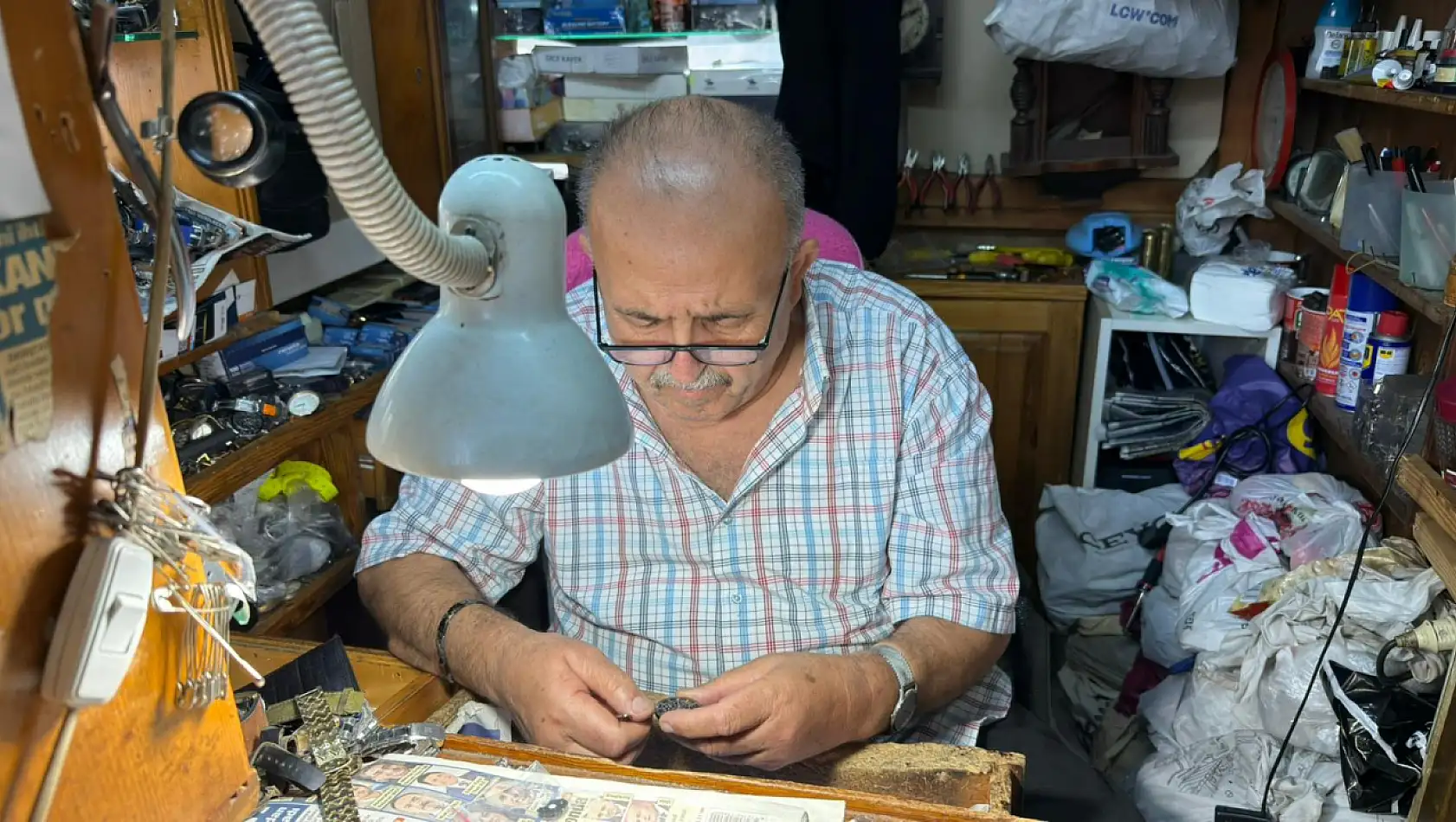 55 Yıldır Eski Saatleri Hayata Döndürüyor