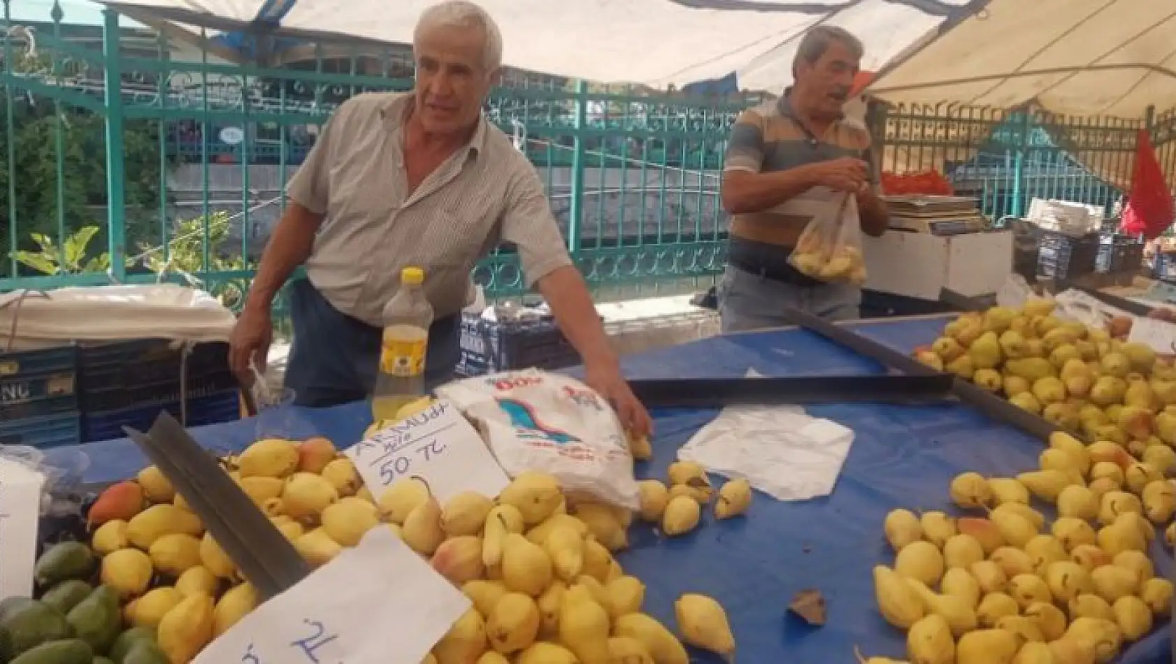 Fethiye Salı Pazarı'nda Sezon Sonu Hareketliliği... Meyve Satışları Yükselişte