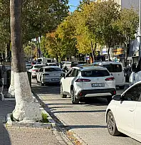 Atatürk Caddesi'nde çift sıra park sorunu trafiği felç ediyor