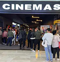 Fethiye'de 100 kadın Erasta AVM'de 'Adile' filmini izleyip örgü ördü