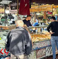 Fethiye'de balık sezonu bereketi: Tezgahların gözdesi küçük balıklar