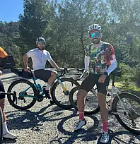 Fethiye'de bisiklet turu yapan grup Şubat ayında denize girdi