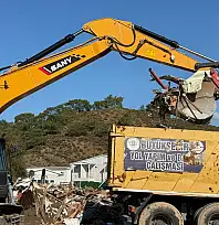 Fethiye'de Koca Çalış'taki kaçak kıyı işletmeleri yıkılıyor