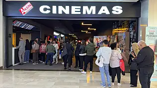 Fethiye'de 100 kadın Erasta AVM'de 'Adile' filmini izleyip örgü ördü