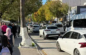 Atatürk Caddesi'nde çift sıra park sorunu trafiği felç ediyor