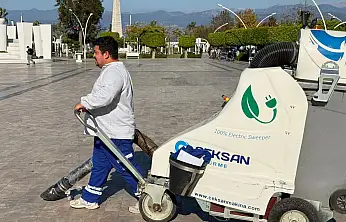 Beşkaza Meydanı'ndaki izmaritler 'Fil' ile temizleniyor